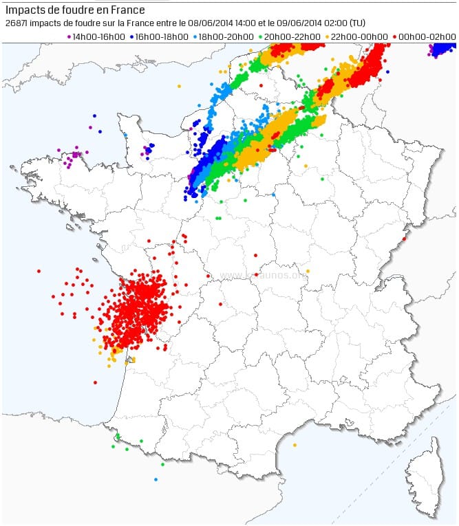 Carte des impacts de foudre détectés durant l'après-midi du 8 juin 2014 et début de nuit suivante (heures en TU). (c) KERAUNOS