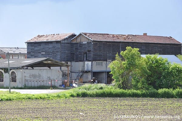 Microrafale de Levroux (Indre) du 21 mai 2014. Dommages légers sur les toitures d'un bâtiment industriel [fin du burst swath n°3, zone de dissipation de la microrafale] (c) KERAUNOS