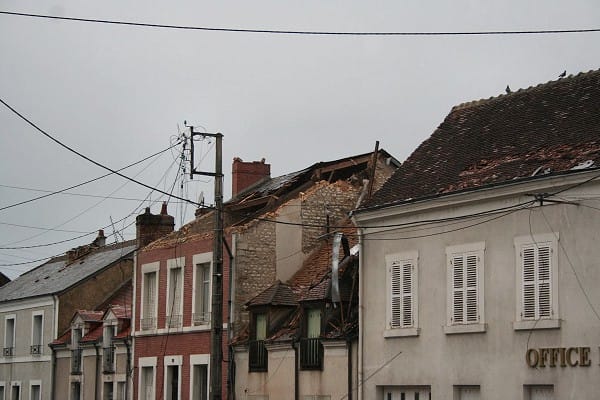 Microrafale de Levroux (Indre) du 21 mai 2014. Toiture partiellement arrachée rue du Général Leclerc [burst swath n°3]. (c) La Nouvelle République
