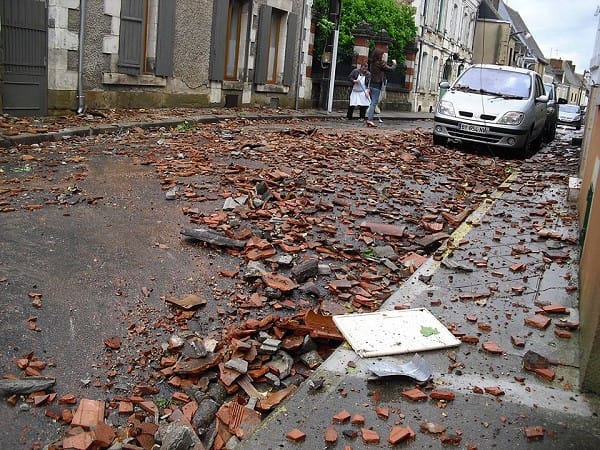 Microrafale de Levroux (Indre) du 21 mai 2014. Rue Nationale jonchée de débris de toitures [burst swath n°3]. (c) La Nouvelle République