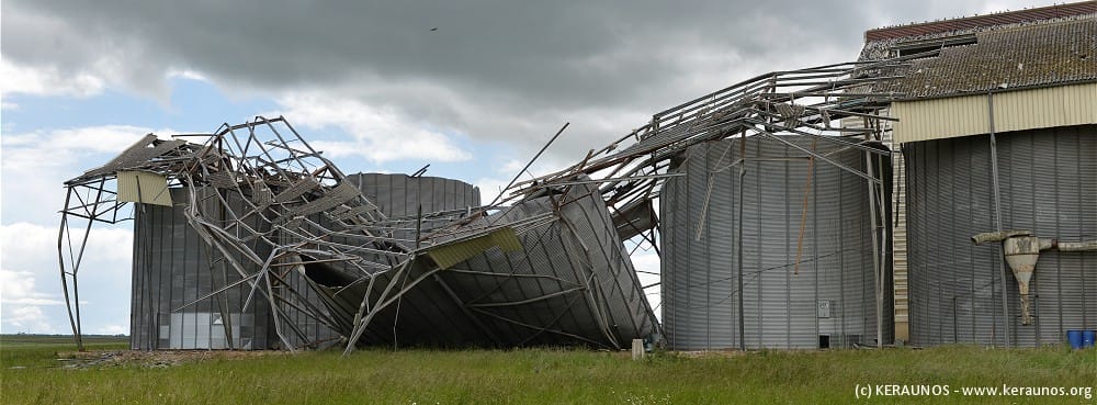Microrafale de Levroux (Indre) du 21 mai 2014. Silos abattus sur la ZI de Bel-Air [burst swath n°2] (c) KERAUNOS