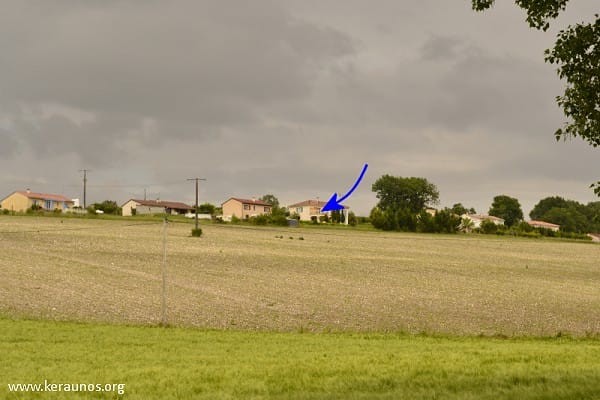 Microrafales entre Mensignac et Biras (Dordogne) le 21 mai 2014 - La baie vitrée de cette habitation de Mensignac (fléchée en bleu) a été soufflée par le vent. (c) - Keraunos