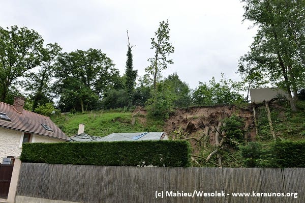 Microrafale de Poigny-la-Forêt (Yvelines) du 21 mai 2014 - Arbres couchés et emportés par un léger glissement de terrain, route de Rambouillet. (c) - Mahieu/Wesolek - www.keraunos.org
