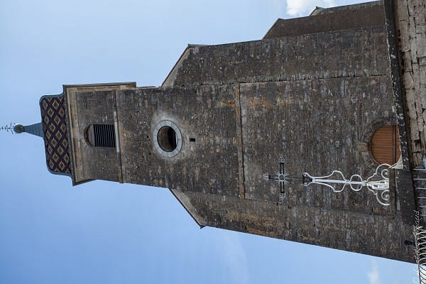 Vy-le-Ferroux - Cadran de l'horloge de l'église enfoncé vers l'intérieur (direction NE). © L. Gibaud