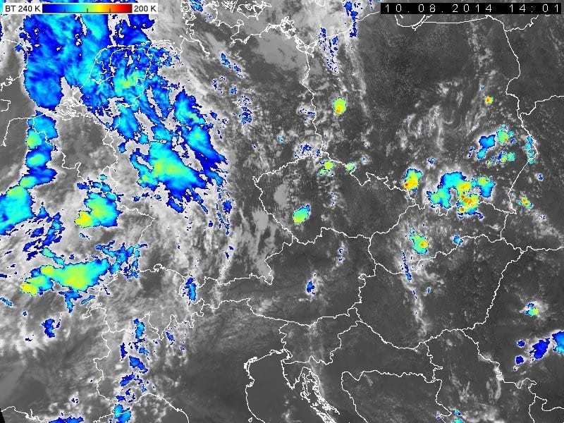 Image satellite infrarouge colorisée du 10 août 2014 à 16h01 locales. La cellule orageuse à l'origine de la tornade présente un sommet pénétrant (zone froide de couleur vert-jaune) qui traduit une activité convective intense. (c) NOAA