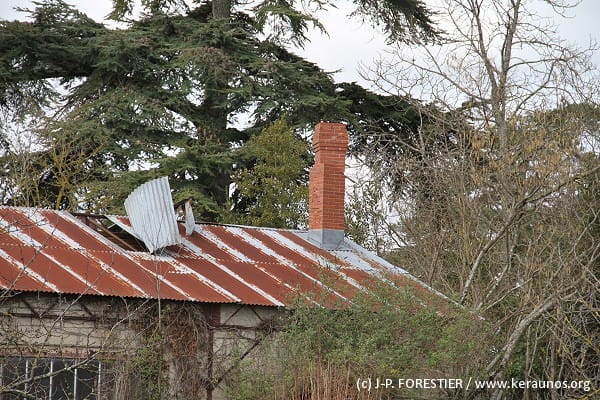 Tornade de Châteauneuf-sur-Charente (Charente) du 28 février 2014 - Tôles arrachées ou soulevées - Cheminée vrillée (c) Jean-Philippe Forestier / KERAUNOS Tornade de Châteauneuf-sur-Charente (Charente) du 28 février 2014 - Tôles arrachées ou soulevées - Cheminée vrillée (c) Jean-Philippe Forestier / KERAUNOS