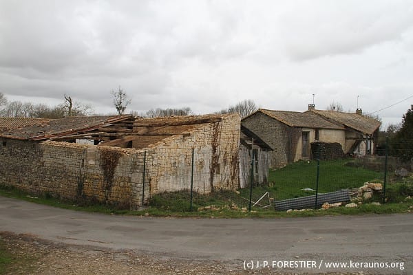 Tornade EF0 de Chenay (Deux-Sèvres) du 28 février 2014 - Moulin de Brieuil - Toiture d'un hangar partiellement arrachée (c) Jean-Philippe Forestier Tornade EF0 de Chenay (Deux-Sèvres) du 28 février 2014 - Moulin de Brieuil - Toiture d'un hangar partiellement arrachée (c) Jean-Philippe Forestier