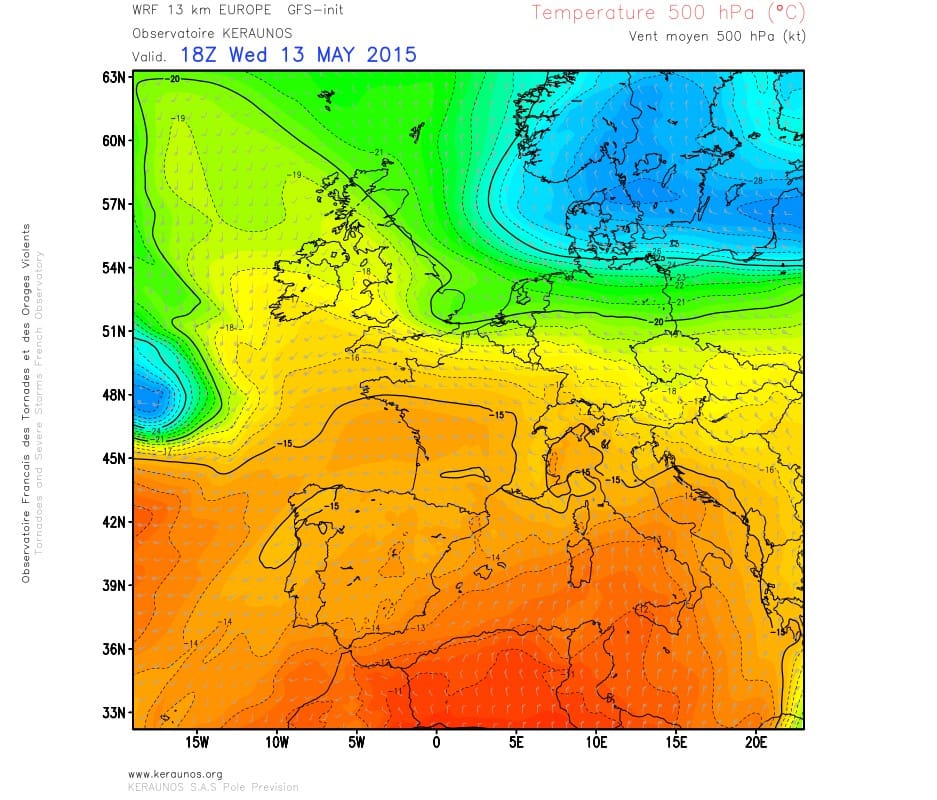 Température et vent moyen à 500 hPa, le 13 mai 2015 à 20h locales. Modèle WRF 13 km Europe. Run du 13.05.2015 12Z. © KERAUNOS