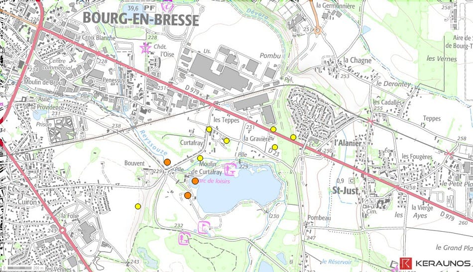 Localisation des dégâts de la microrafale de Bourg-en-Bresse (Ain) du 7 juillet 2015. Cercles jaunes : rafales estimées entre 90 et 120 km/h. Cercles orange : rafales estimées entre 120 et 150 km/h.