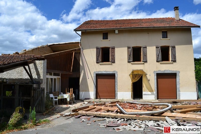 Microrafale de Marcollin (Isère) du 22 juillet 2015. Vue d'ensemble de l'habitation endommagée, n° 481 route de Viriville. © D. Dumas / KERAUNOS
