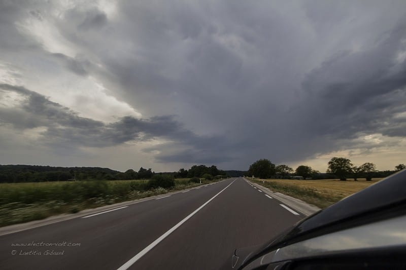 Microrafale d'Oigney (Haute-Saône) du 18 juillet 2015. Vue d'ensemble de la cellule orageuse depuis la commune de Combeaufontaine, en direction de l'ouest. A cet instant, le coeur de l'orage est situé entre 15 et 20 kilomètres de la prise de vue. © L. Gibaud