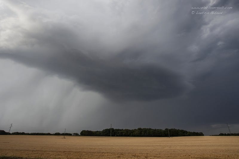 Microrafale d'Oigney (Haute-Saône) du 18 juillet 2015. Vue plus rapprochée de la cellule orageuse et du rideau de précipitations associé. © L. Gibaud