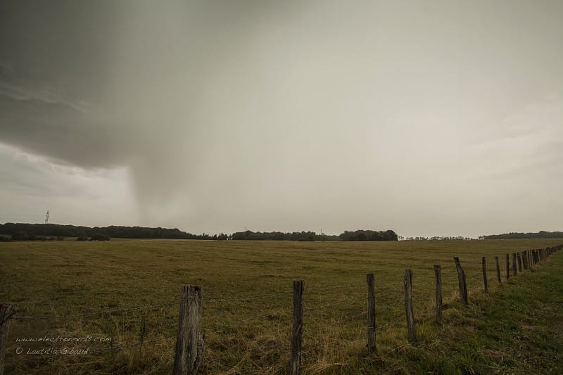 Microrafale d'Oigney (Haute-Saône) du 18 juillet 2015. Rideau de précipitations en approche et présentant quelques ondulations. © L. Gibaud