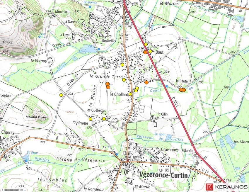 Microrafale de Vézeronce-Curtin (Isère) du 24 juillet 2015. Cercles jaunes : rafales estimées entre 90 et 120 km/h. Cercles orange : rafales estimées entre 120 et 150 km/h. © Keraunos (fond de carte : Géoportail)