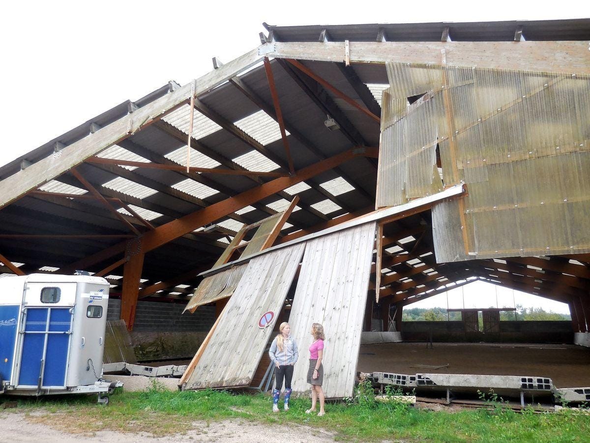 Manège de Brial (Bressols) fortement endommagé par le vent : structure partiellement détruite, tôles arrachées au niveau de la toiture. © La Dépêche du Midi