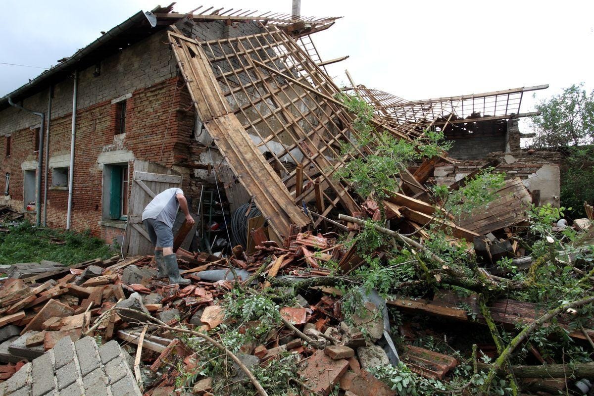 Bâtiment effondré et toiture d'une habitation voisine partiellement arrachée, à Montech. © La Dépêche du Midi