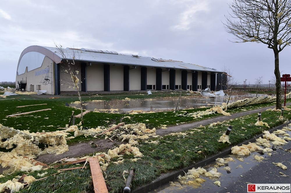 Microrafale d'Arques (Pas-de-Calais) du 8 février 2016. Toiture partiellement soufflée sur le Complexe Gymnique, avec projections à distance. © KERAUNOS