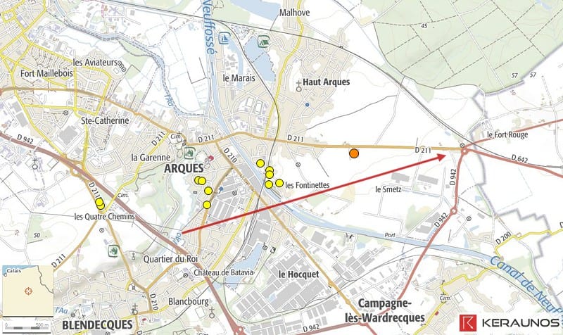 Microrafale d'Arques (Pas-de-Calais) du 8 février 2016. Points jaunes : dégâts causés par des rafales estimées entre 90 km/h et 120 km/h. Point orange : dégâts causés par des rafales comprises entre 120 km/h et 150 km/h. Flèche rouge : sens de déplacement de la microrafale. © Keraunos (fond de carte : Géoportail)
