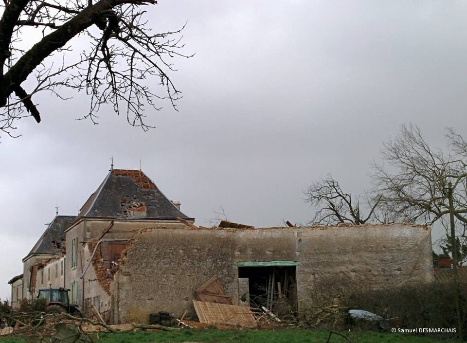 Microrafale de Romans (Deux-Sèvres) du 13 février 2016. Dépendance du château éventrée (vue prise en direction de l'Ouest). © Samuel DESMARCHAIS