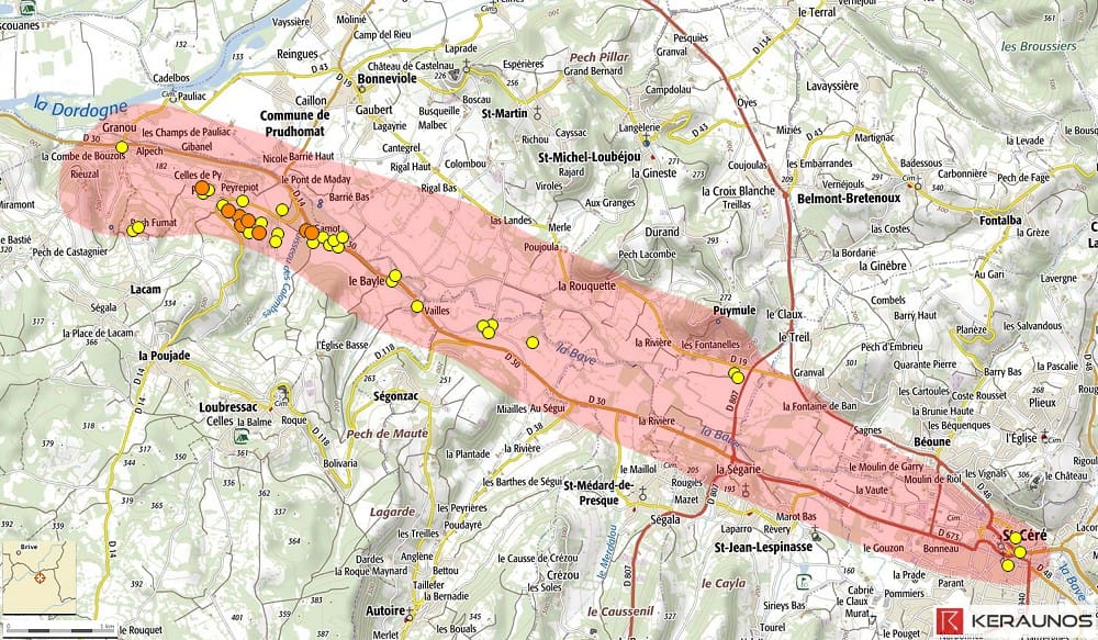 Macrorafale de Loubressac (Lot) du 4 janvier 2016. Plage de couleur rose : axe touché par des rafales descendantes. Points jaunes : dégâts causés par des rafales estimées entre 90 km/h et 120 km/h. Points orange : dégâts causés par des rafales comprises entre 120 km/h et 150 km/h. © Keraunos (fond de carte : Géoportail)