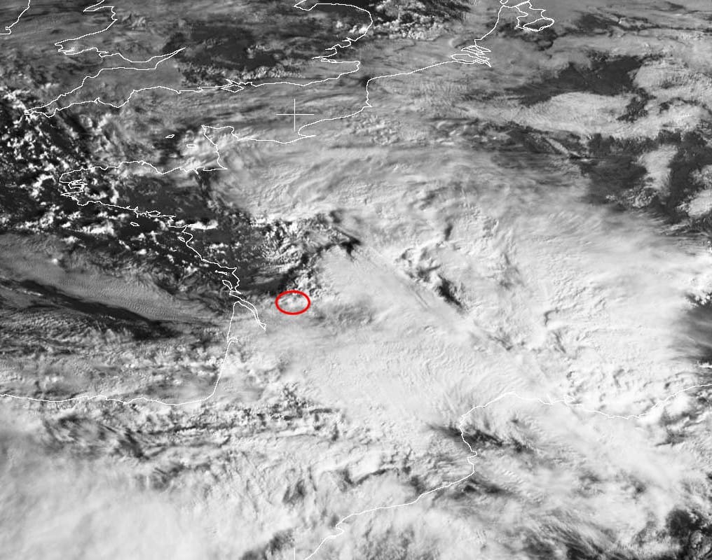 Image satellite canal visible du 12 février 2016 à 10h00 locales. La cellule à l'origine de la tornade est cerclée en rouge.