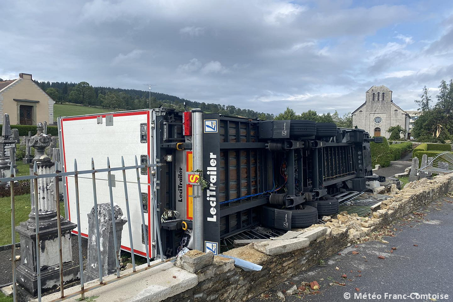 Macrorafales de très forte intensité (D4) entre le Val de Morteau (France) et la Chaux-de-Fonds (Suisse) le 24 juillet 2023