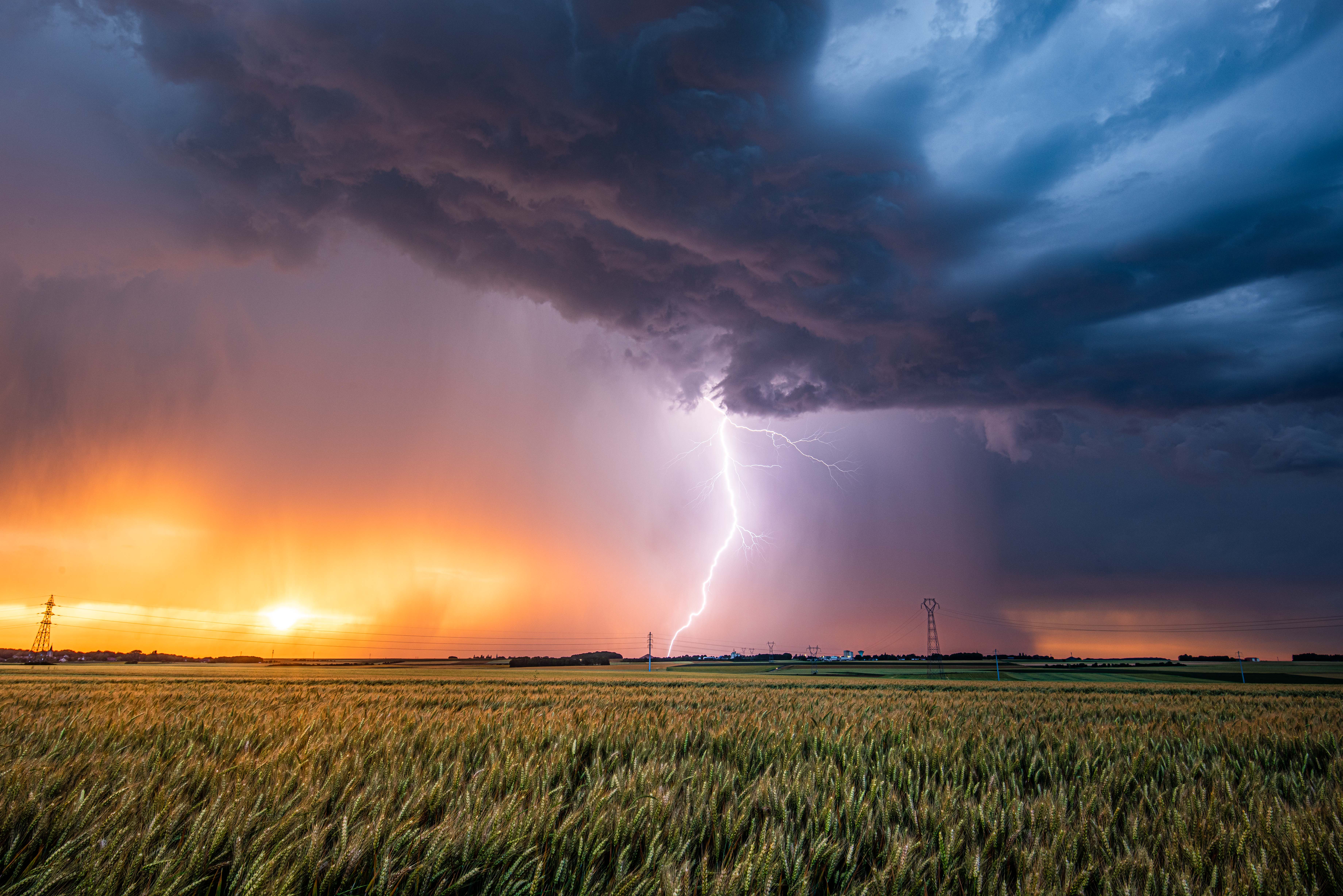 Superbe orage au soleil couchant sur le secteur de Lens. Une scène magique avec cette lumière de feu, et cet impact tombant sous la base bien tourmentée. Photo prise à Neuvireuil (62) - 19/06/2026 00:00 - Jules Creteur
