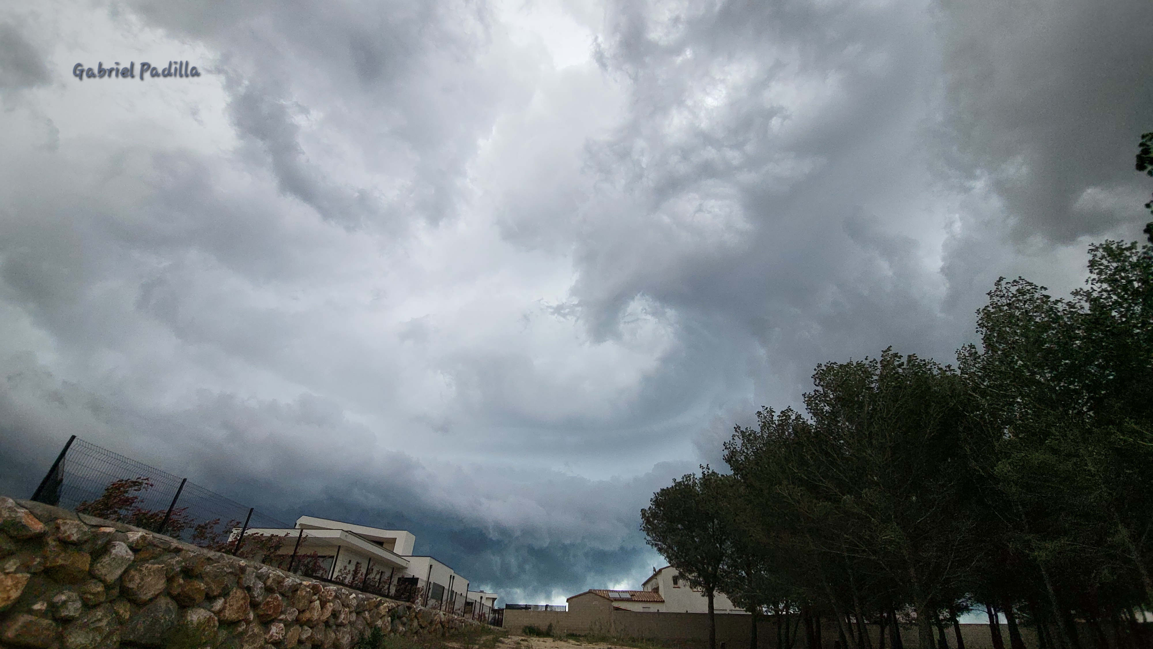 Gabriel Padilla, phénomène observé à Latour-Bas-Elne (66200) le 1er avril 2024 (ce commentaire n'est pas une plaisanterie), sous un nuage mur d'une supercellule potentiellement tornadique : rotation très marquée avec une forme conoïde sortant du nuage mur : au centre le potentiel tuba est visible, autour on peut distinguer le nuage mur avec sa couleur bleue caractéristique d'un orage chargé de grêle. L'activité électrique de l'orage était modérée. - 01/04/2024 19:15 - Gabriel Padilla