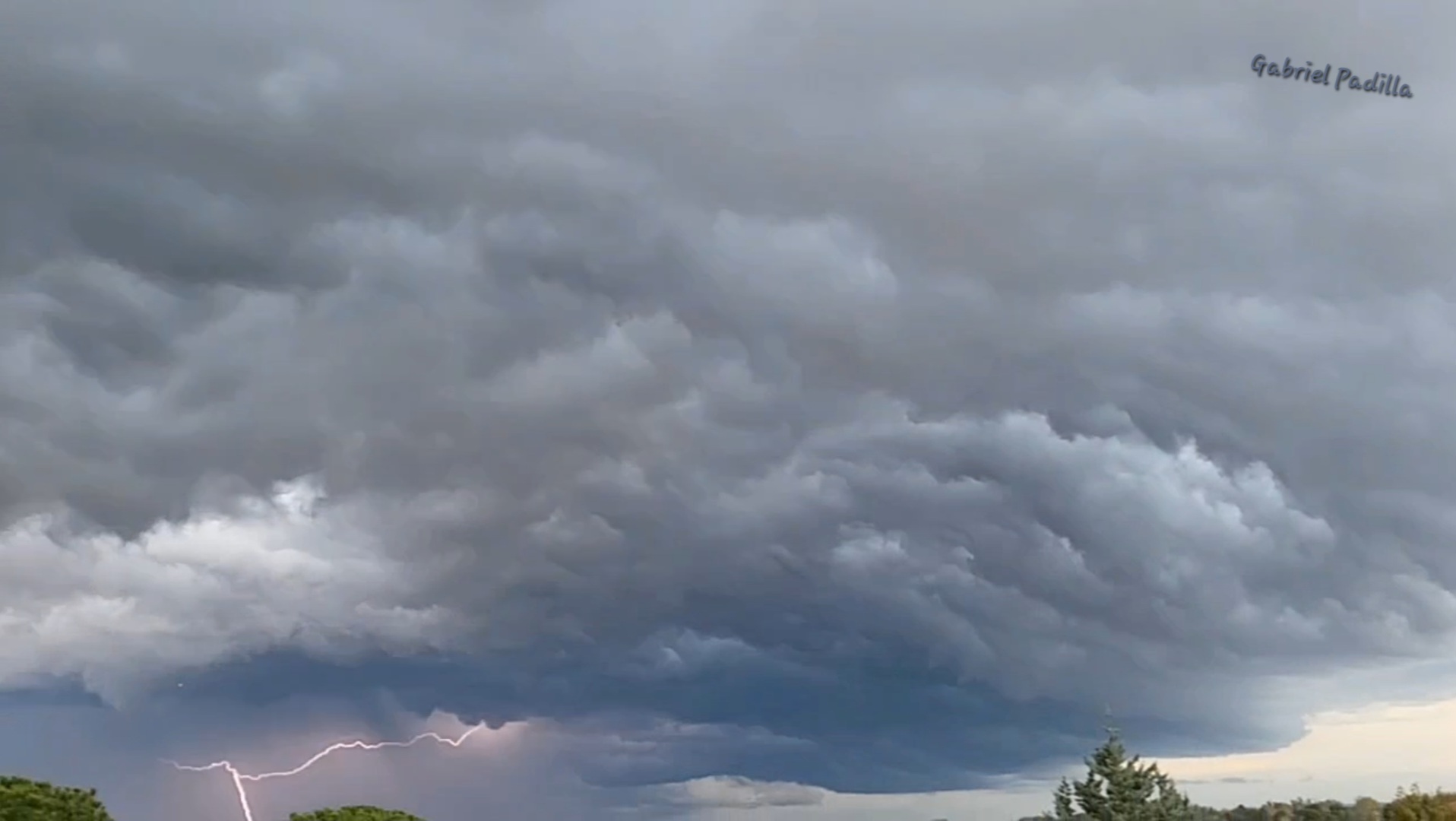 Phénomène observé à Latour-Bas-Elne (66200) le 1 er Avril 2024, éclair sous le nuage mur d'une supercellule ayant eu une activité électrique modérée. - 01/04/2024 19:03 - Gabriel Padilla