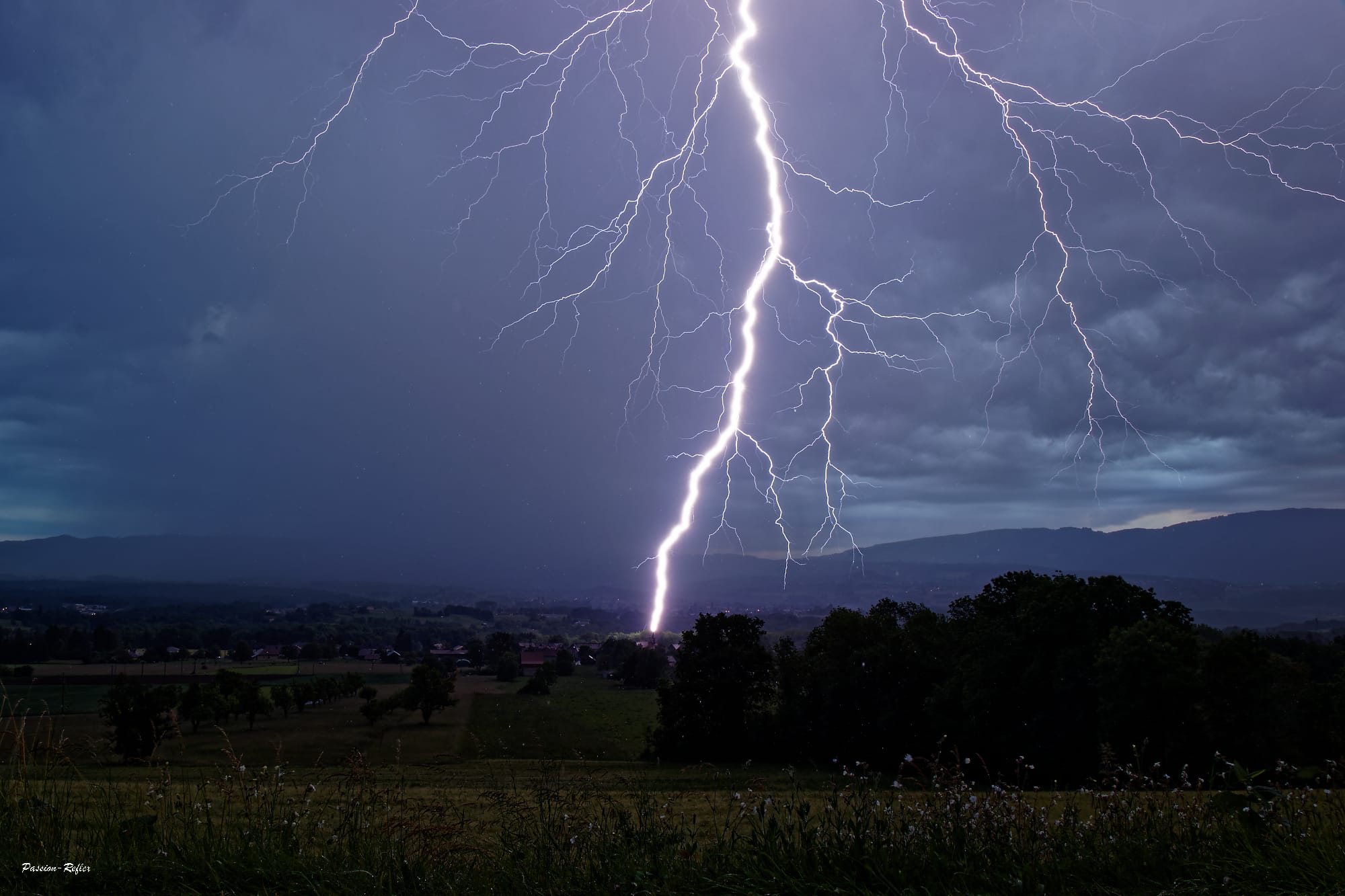 Foudre ramifiée sur le clocher de Nangy en Haute-Savoie - 01/06/2021 21:16 - arthur helene