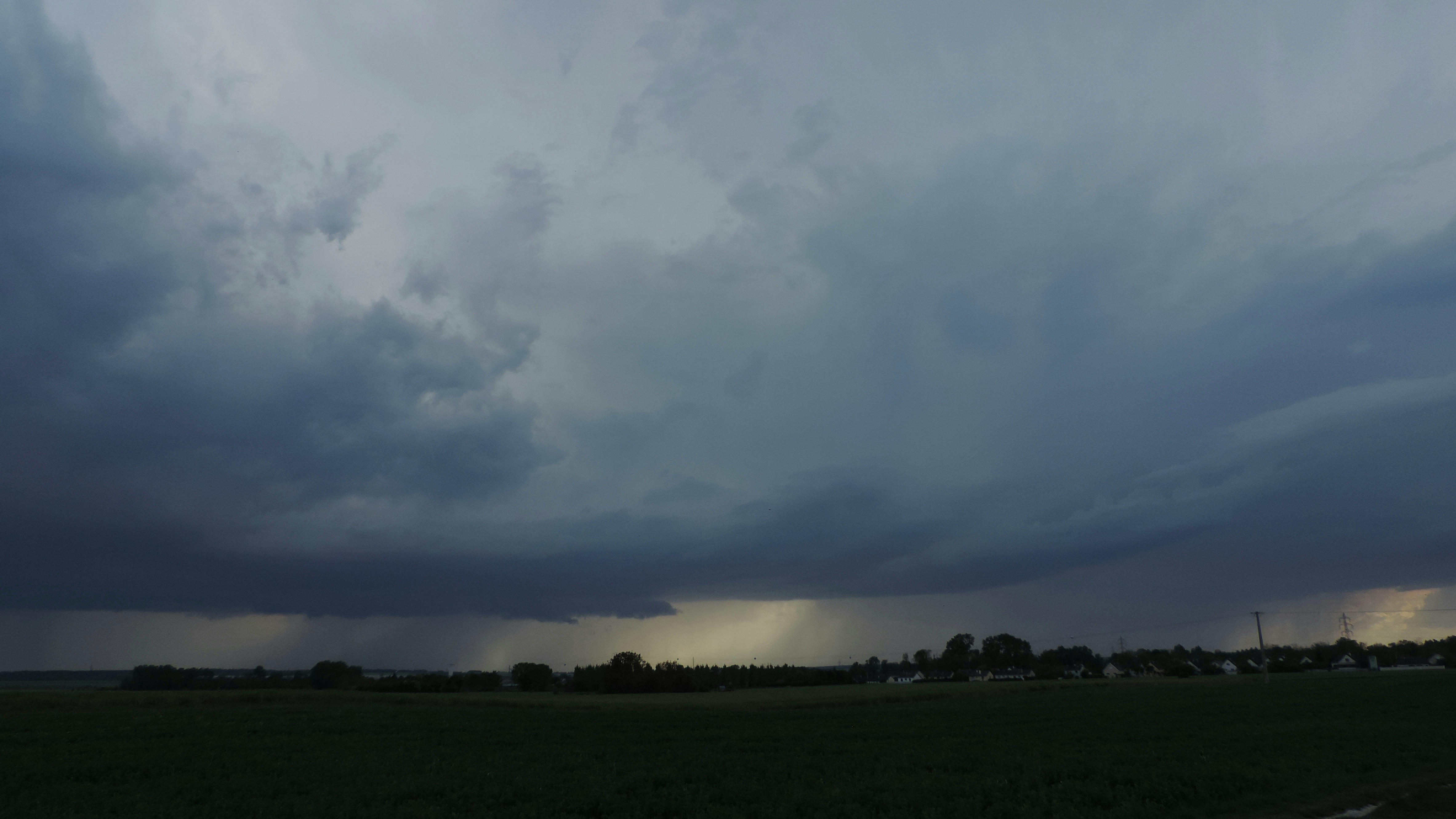 Orage supercellulaire dans l'Aube vue de la commune de Romilly-sur-seine avec un joli mesocyclone - 01/05/2026 17:05 - Gabriel Hering