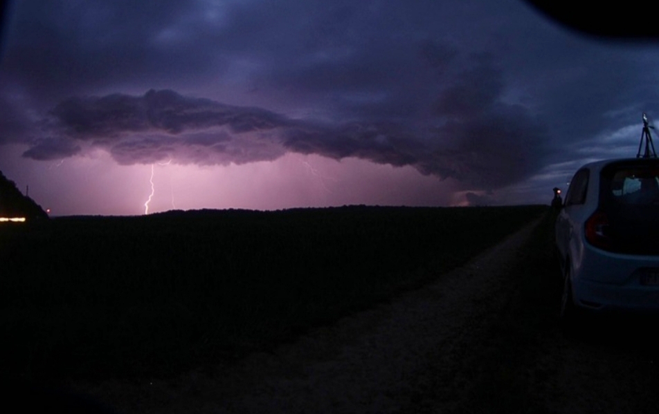 Impact de foudre sous une cellule en fin de vie à Caumont-Pas-de-Calais - 01/05/2026 22:16 - matthis Parisseaux