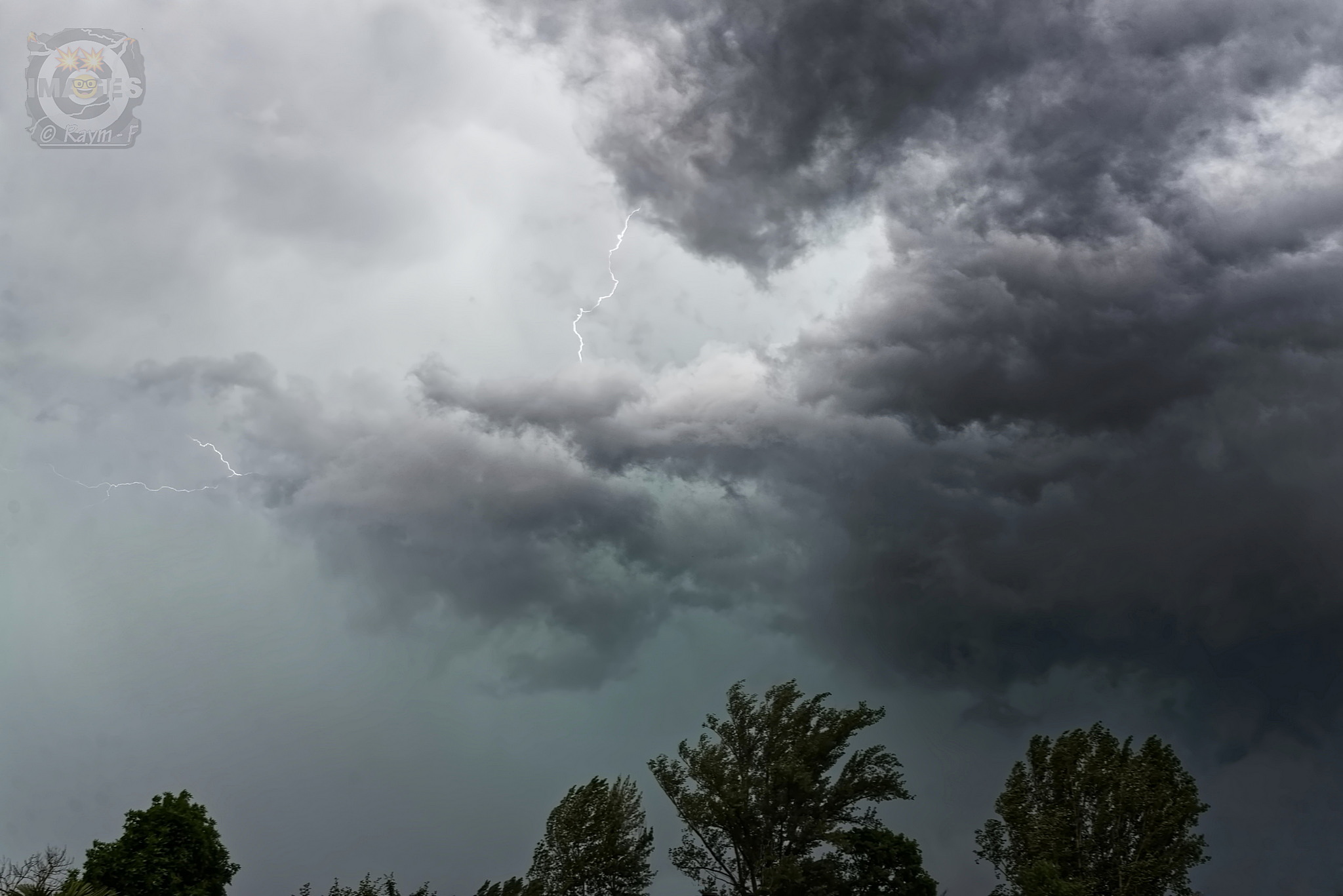 Samedi 2 mai : orages violents grêligènes au nord de Tarbes. Aspect visuel de la coloration verdâtre laissant apparaître la fragmentation instable dû aux vents descendants.   Villages du nord du département ravagés cultures et certaines toitures et divers matériels, Bazet limitrophe sur une ligne allant vers le N E sur 15 km. - 02/02/2026 16:33 - Raymond Fourcade