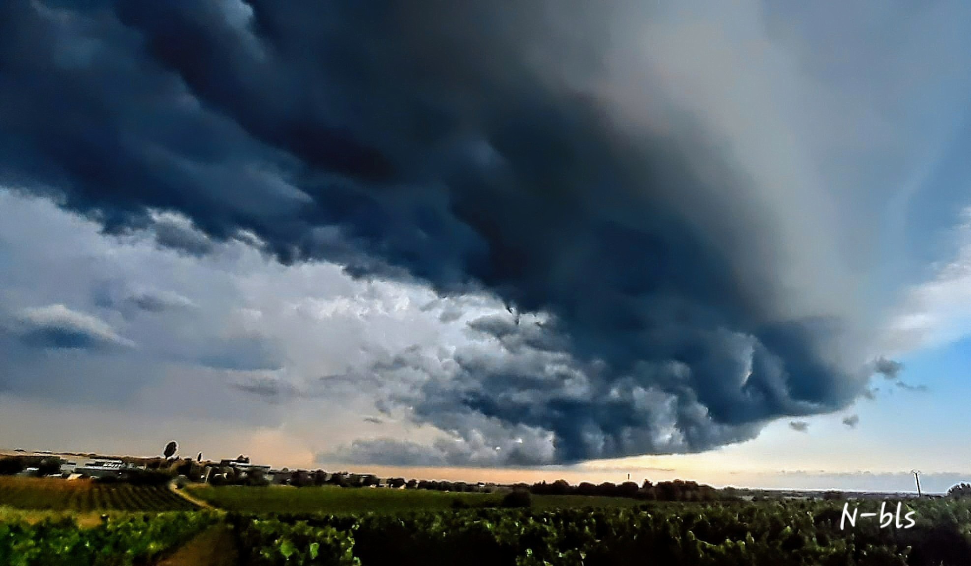 L'orage de ce soir s'installe sur Saint-Aunes 34130 - 02/07/2025 19:30 - Niko Bls