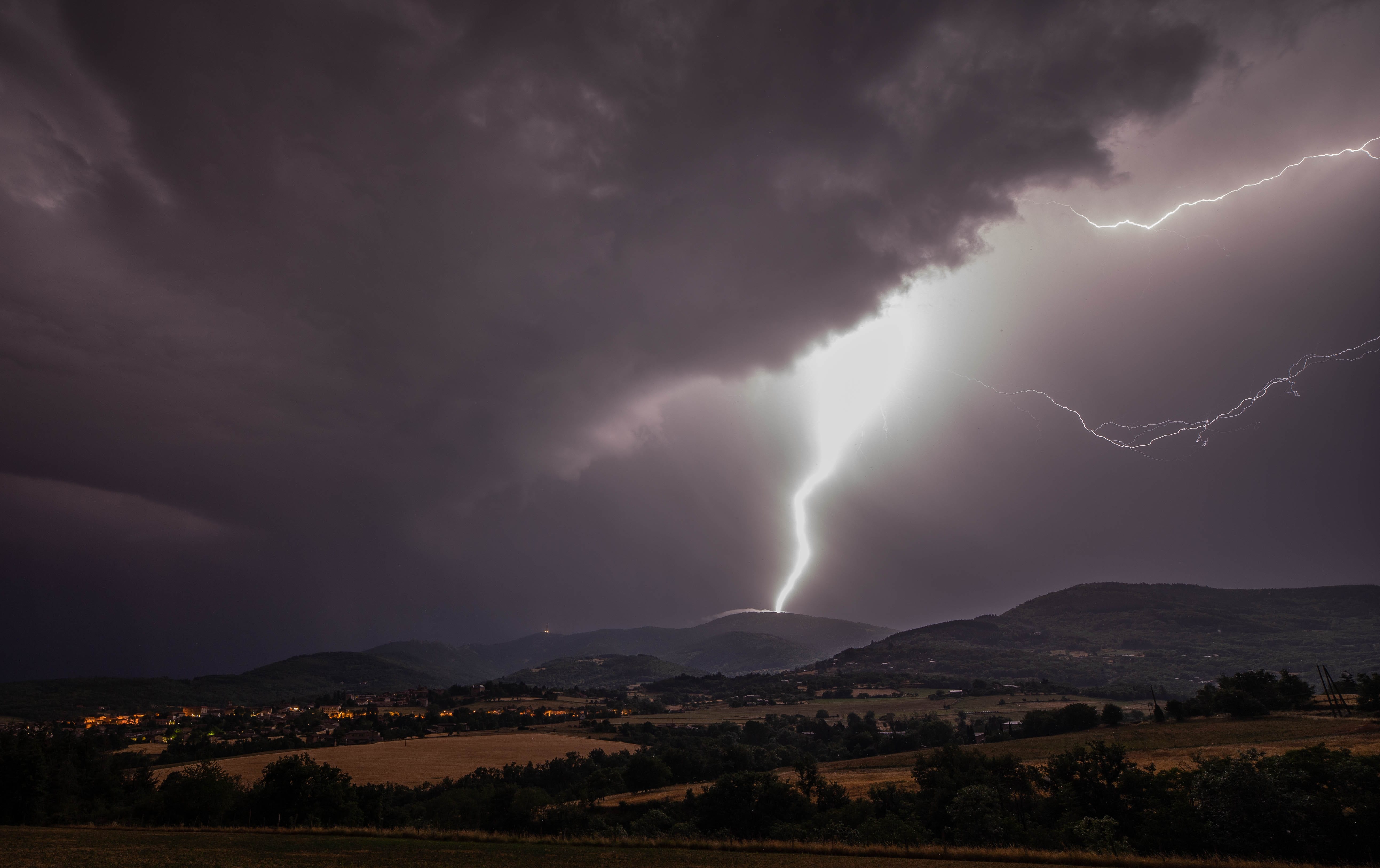 Plusieurs orages se sont succédé entre mercredi 1/06 soir et jeudi 2/06 matin sur le Pilat. L'activité était essentiellement intra/inter-nuageux mais quand la foudre se présentée elle était toujours positif, comme sur cette photo un coup de foudre positif mesuré à 83kA sur les crêts du Pilat à 5km de ma position. Photo rattrapée comme j'ai pu. - 02/06/2022 01:00 - Fabio Hiltgun