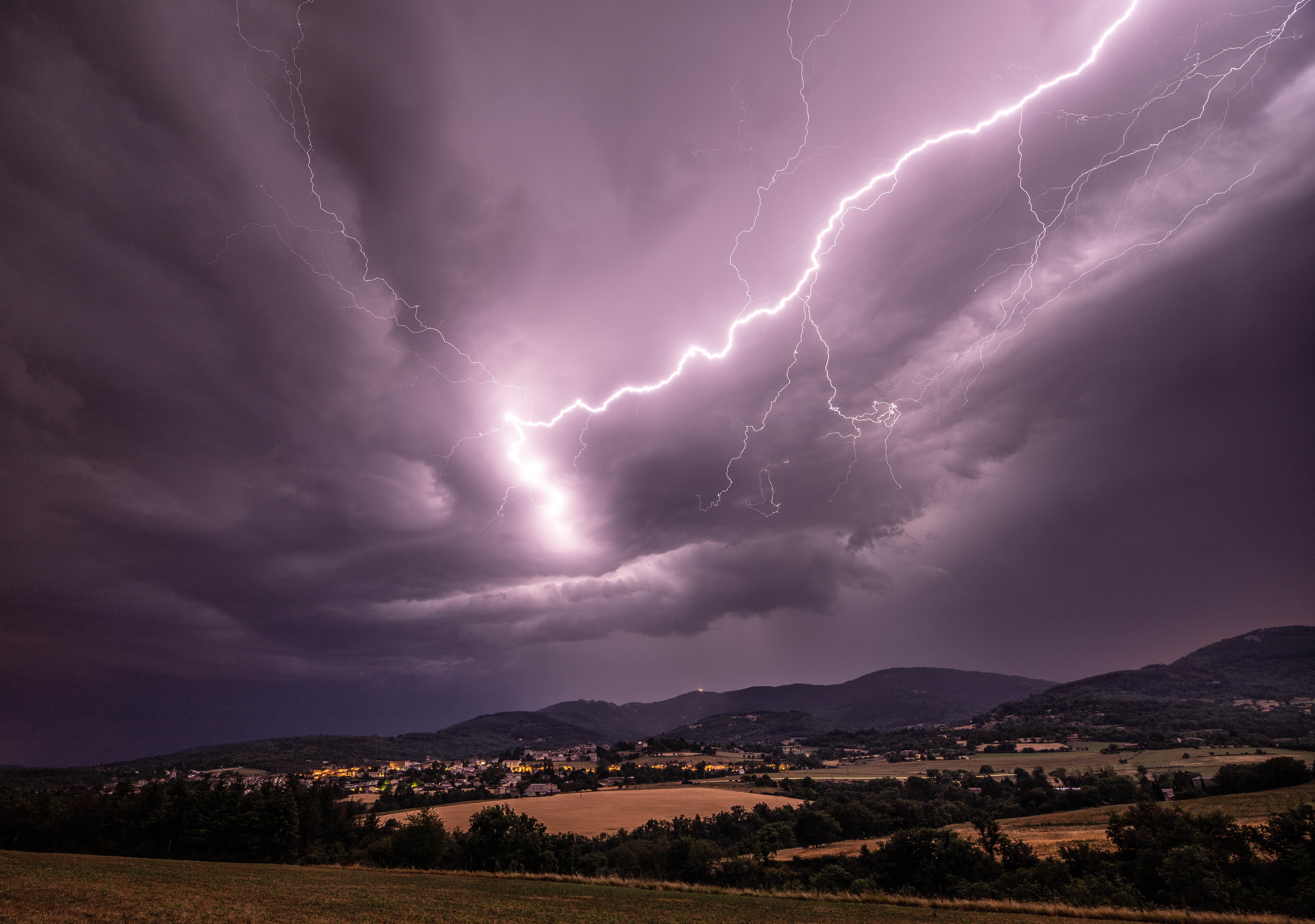 Plusieurs orages se sont succédé entre mercredi 1/06 soir et jeudi 02/06 matin sur le Pilat. L'activité était essentiellement intra/inter-nuageux mais quand la foudre se présentée elle était toujours positif. - 02/06/2022 04:30 - Fabio Hiltgun