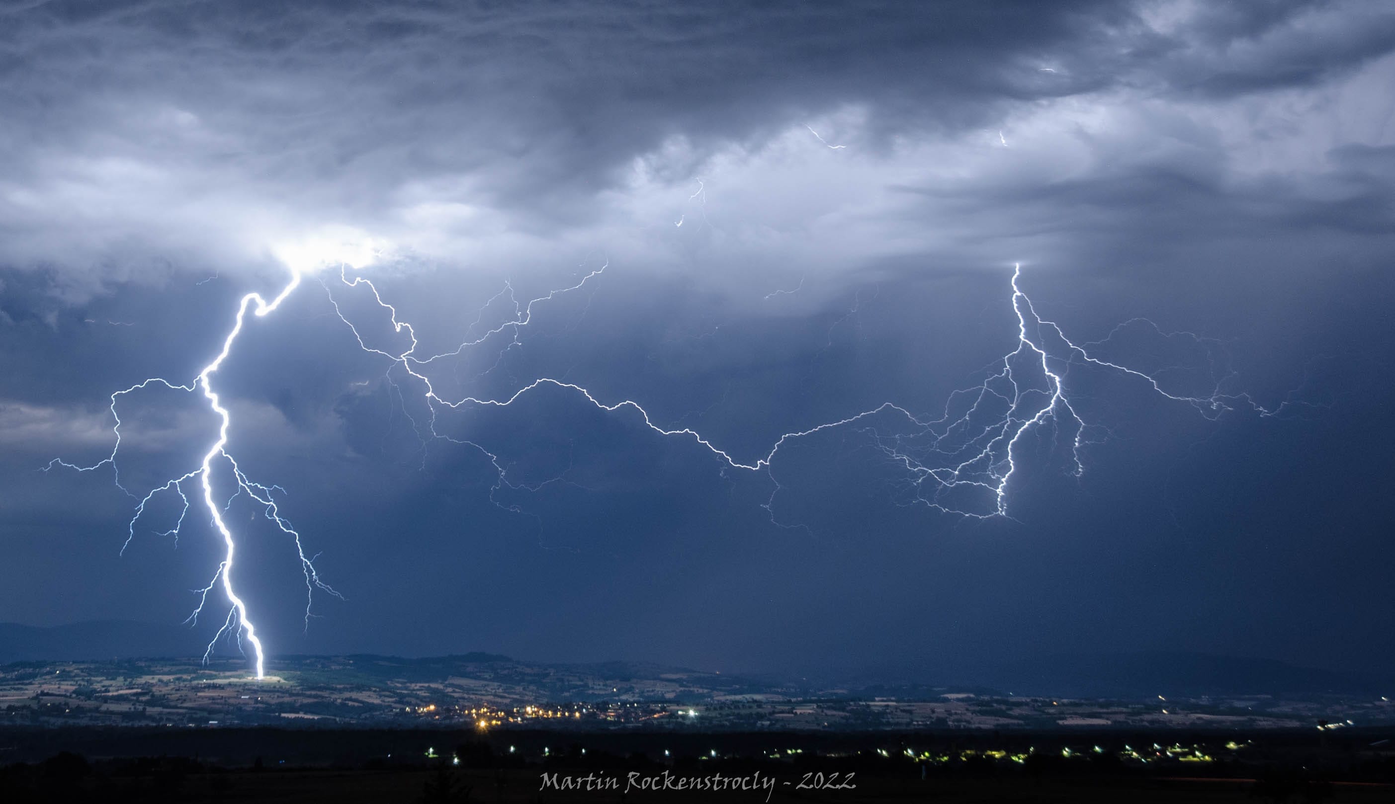 Spectacle offert par un orage isolé en périphérie d'un costaud MCS sévissant sur le Puy de Dôme - 02/06/2022 23:00 - Martin ROCKENSTROCLY