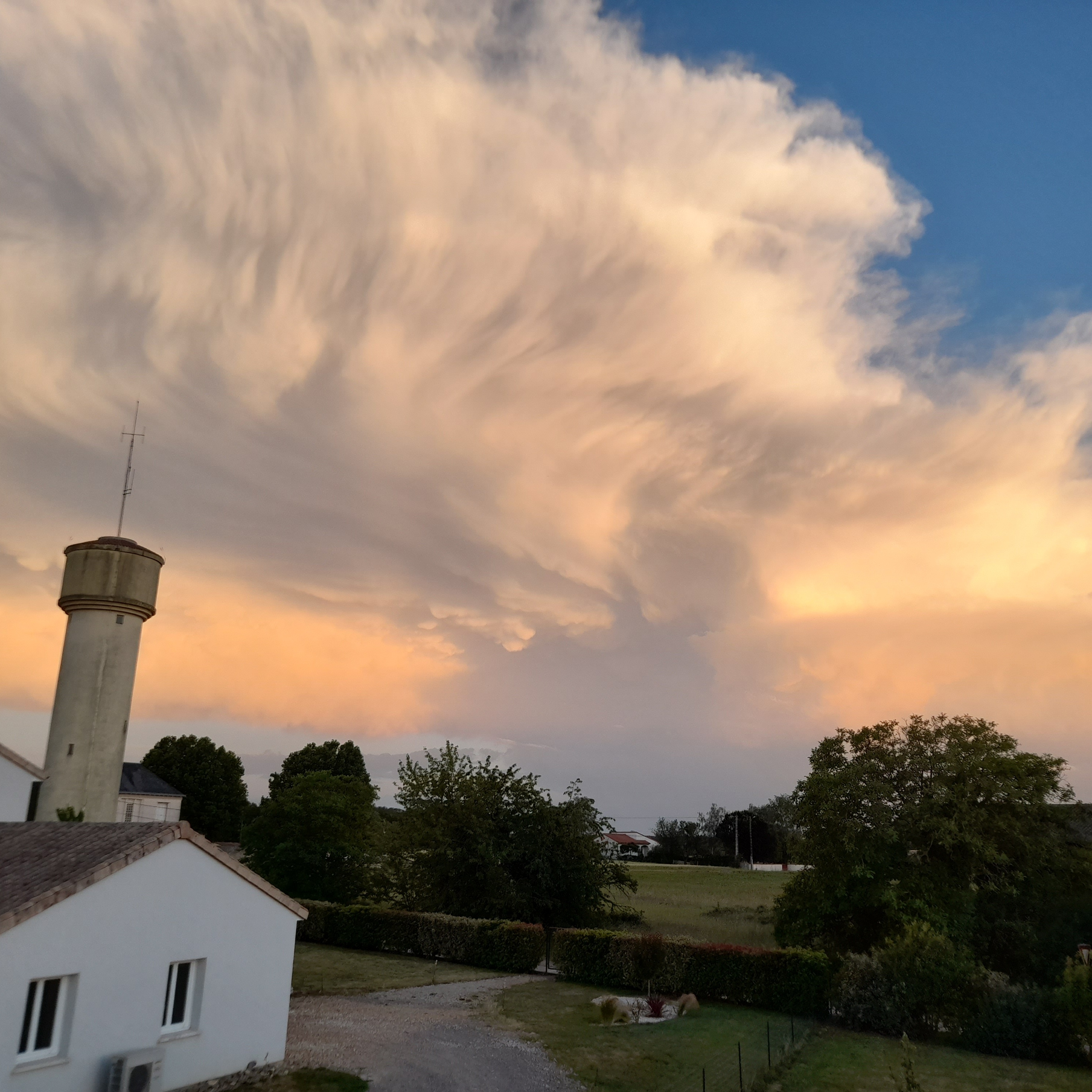 Une magnifique structure orageuse, plusieurs impact de foudre au sol ???? - 02/06/2022 21:34 - Timéo Jarassier