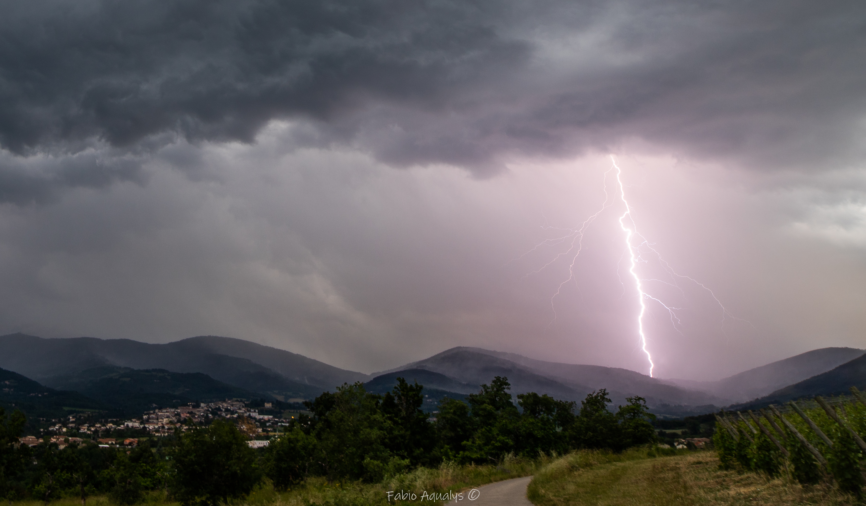 Orage rapide sur le Pilat Rhôdanien en soirée avec 1 impact par minute. Vent fort d'où la photo n'est pas très nette. - 02/06/2023 20:30 - Fabio Aqualys