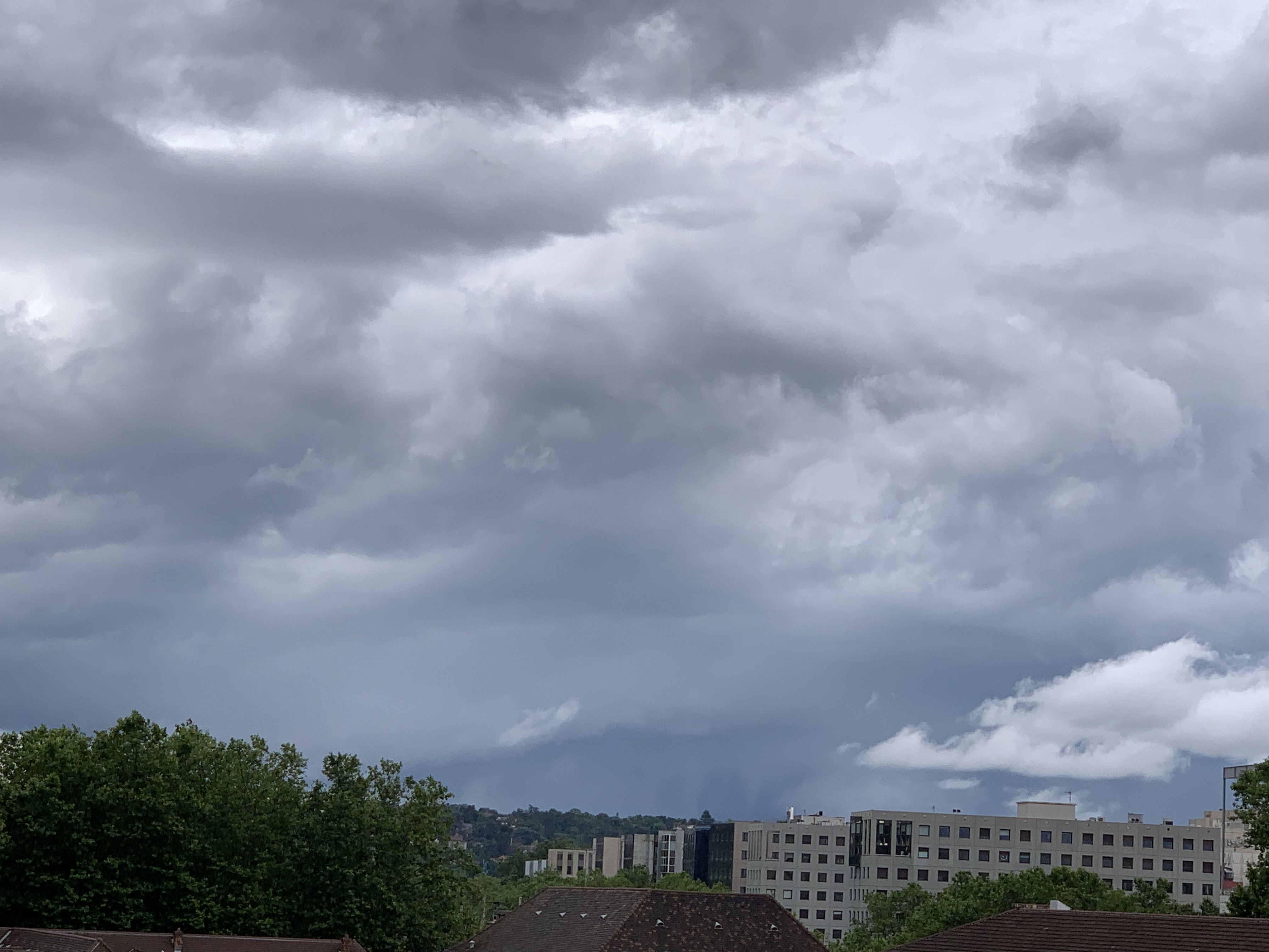 Orage sur Lyon avec de fortes précipitations visibles - 02/06/2026 18:00 - Gabriel Noir