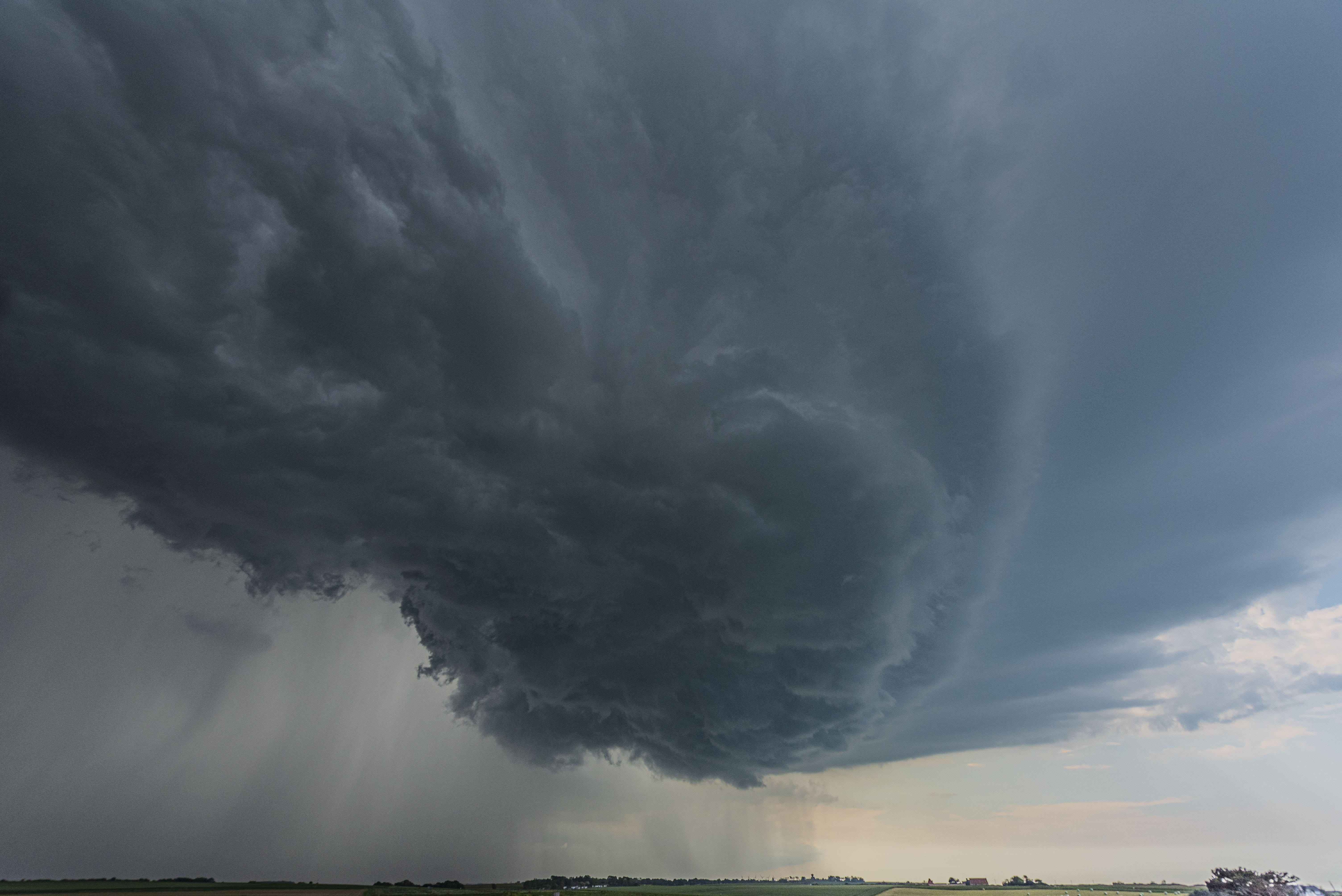 Bonjour , voici un cliché de l'orage qui a déverser un déluge de pluie et inondant en quelques instants , plusieurs villages se situant non loin de là ! Cliché pris depuis la commune de St Aubin/Mer 76740. - 02/06/2021 15:40 - Pascal Quesnel