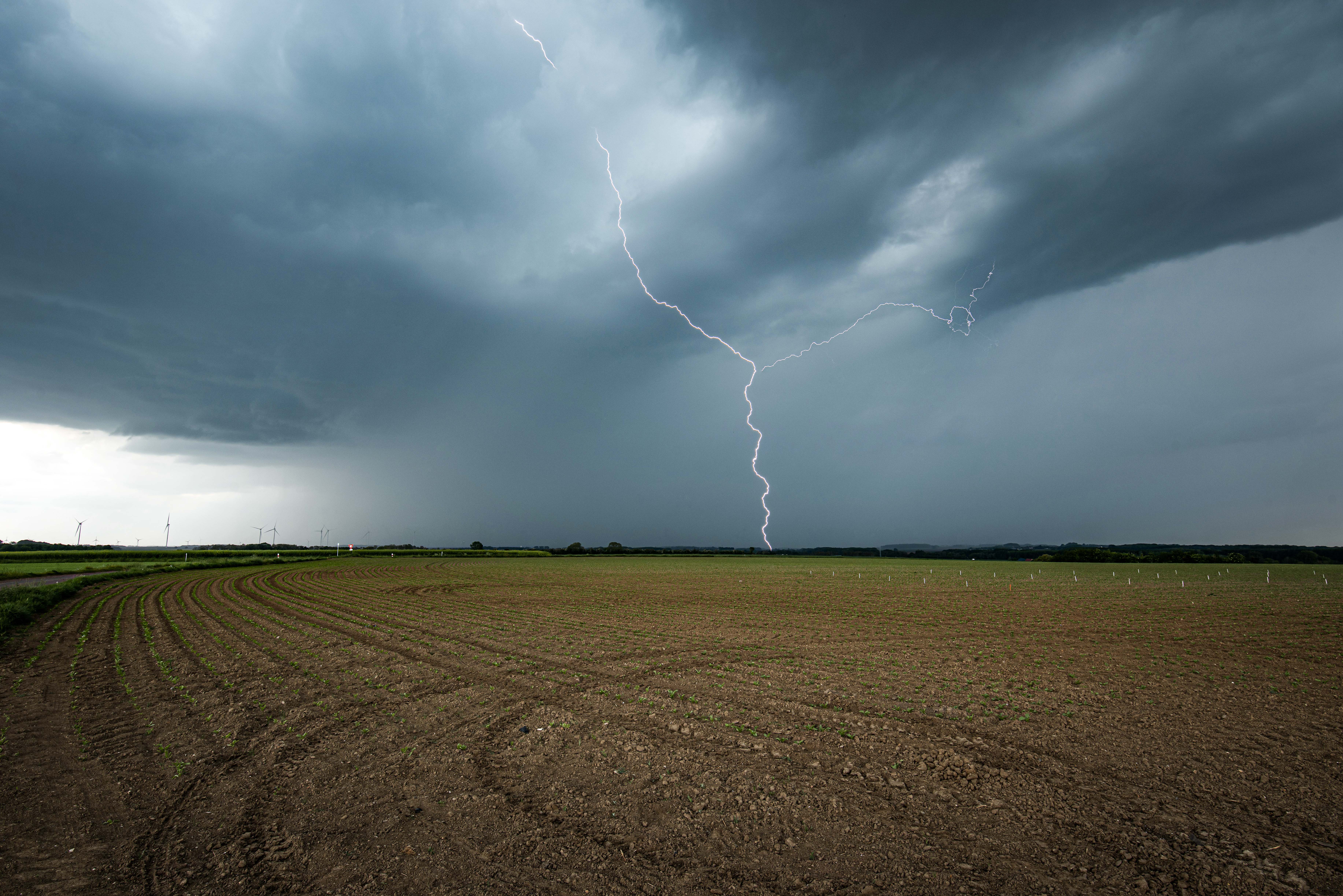 Orage fort entre Cambrai et Arras en fin d'après midi. L'impact de foudre tombe à l'avant de l'orage, à 3,3 km de ma position. Photo prise à Etaing. - 02/05/2026 17:55 - Jules Creteur