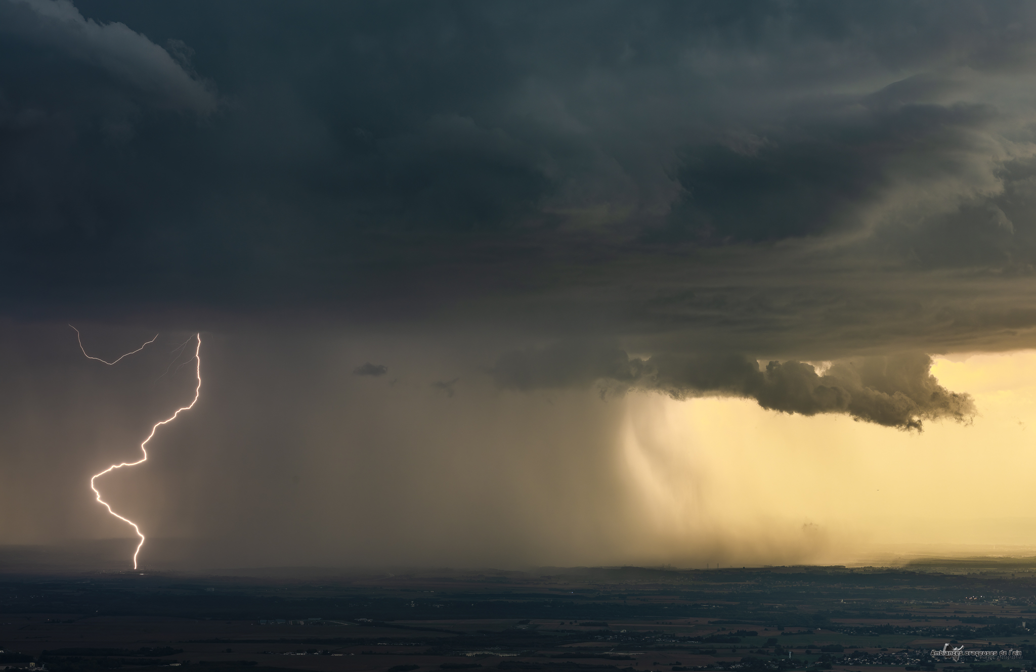 orage provenant de lyon à son arrivée dans la plaine de l'ain - 02/09/2022 19:00 - brice volo