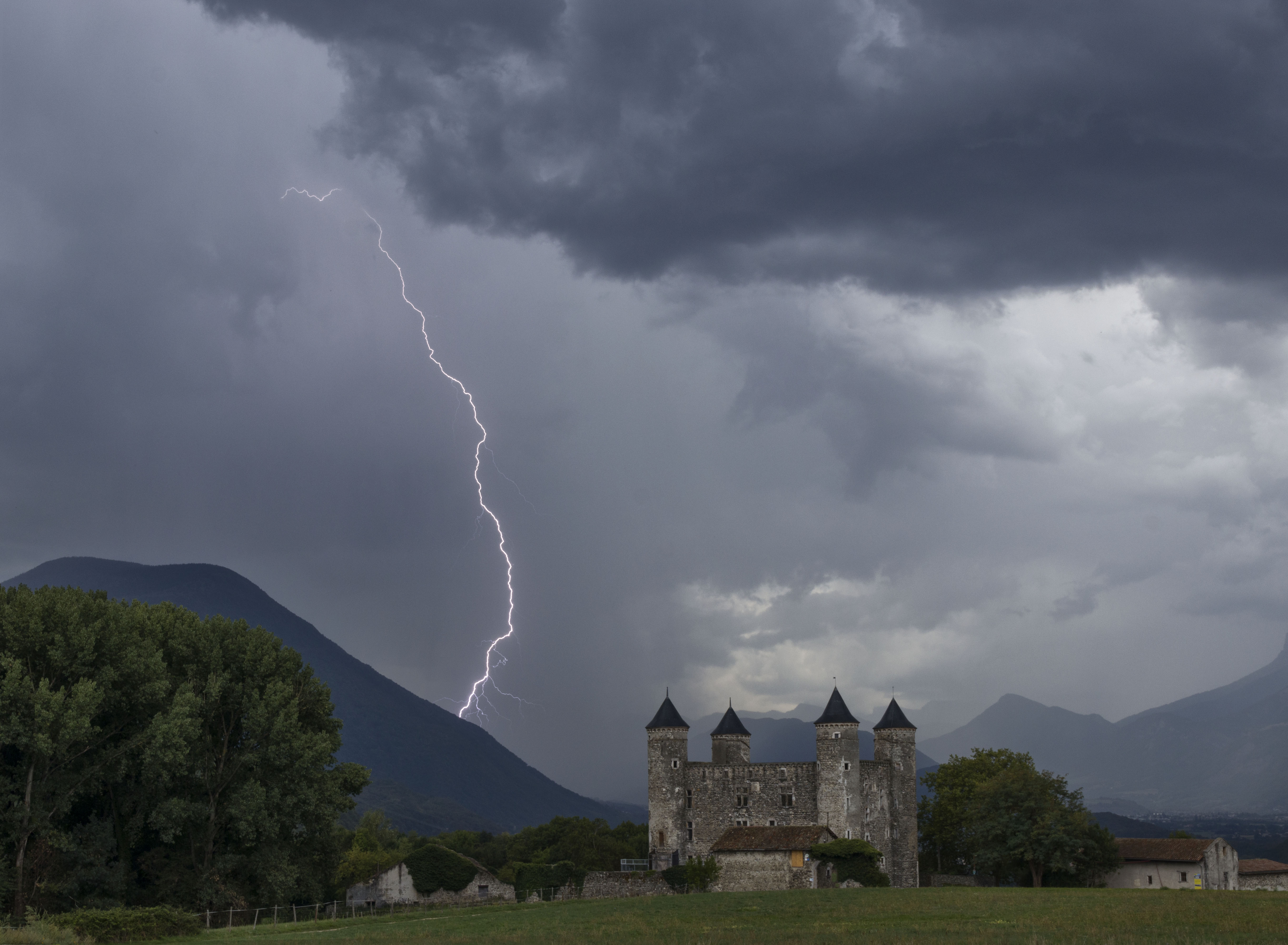 Orage sur le sud de Grenoble en Isère du coté de montchaboud avec une cellule en provenance du Vercors sud et donnant parfois quelques jolies impacts accompagné d'une bonne pluie. - 02/09/2022 13:00 - frederic sanchis