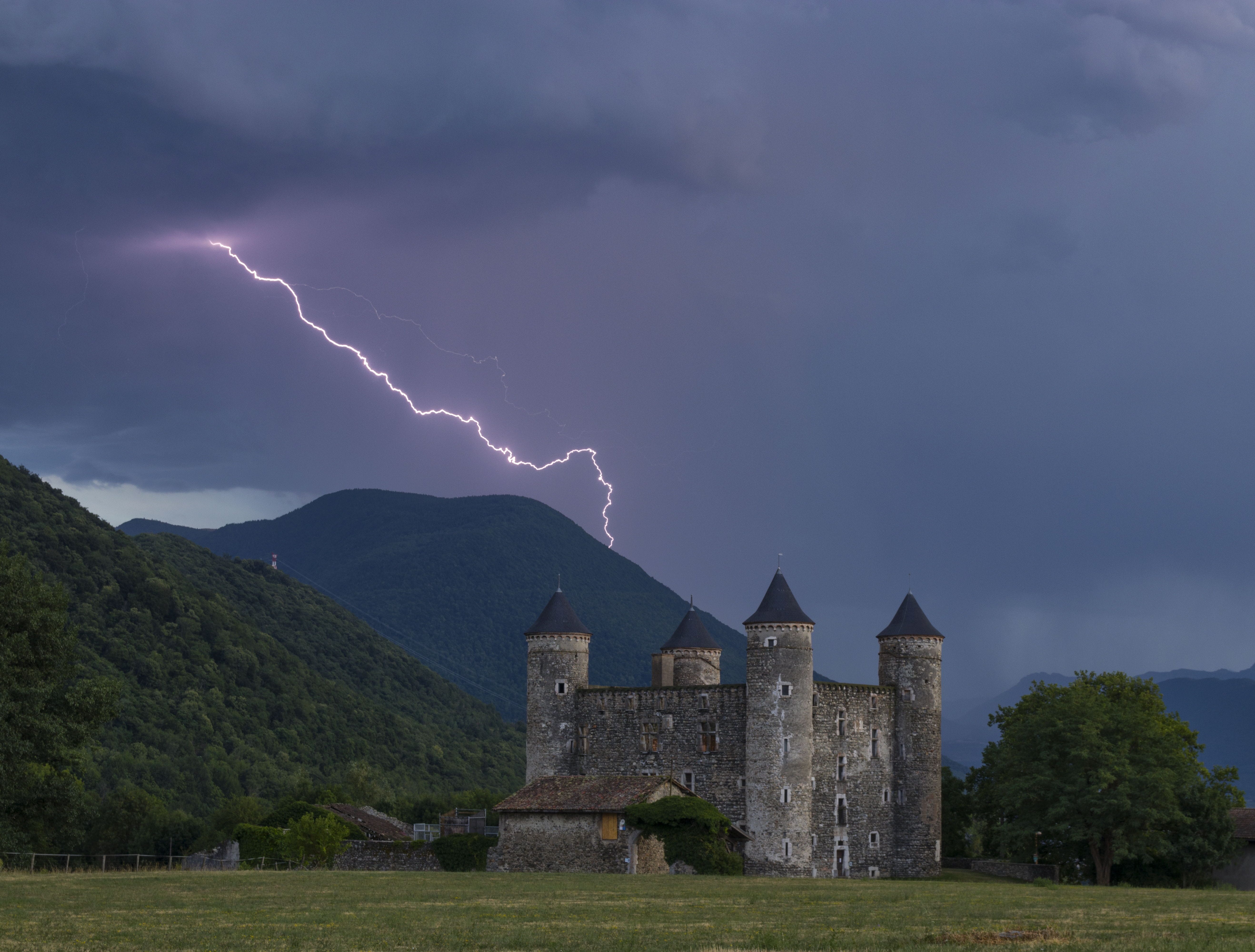 De retour au sud de Grenoble pour intercepter une cellule qui traversera le Vercors, je me place devant le château de Jarrie pour capturer cette image. - 03/07/2022 20:30 - frederic sanchis