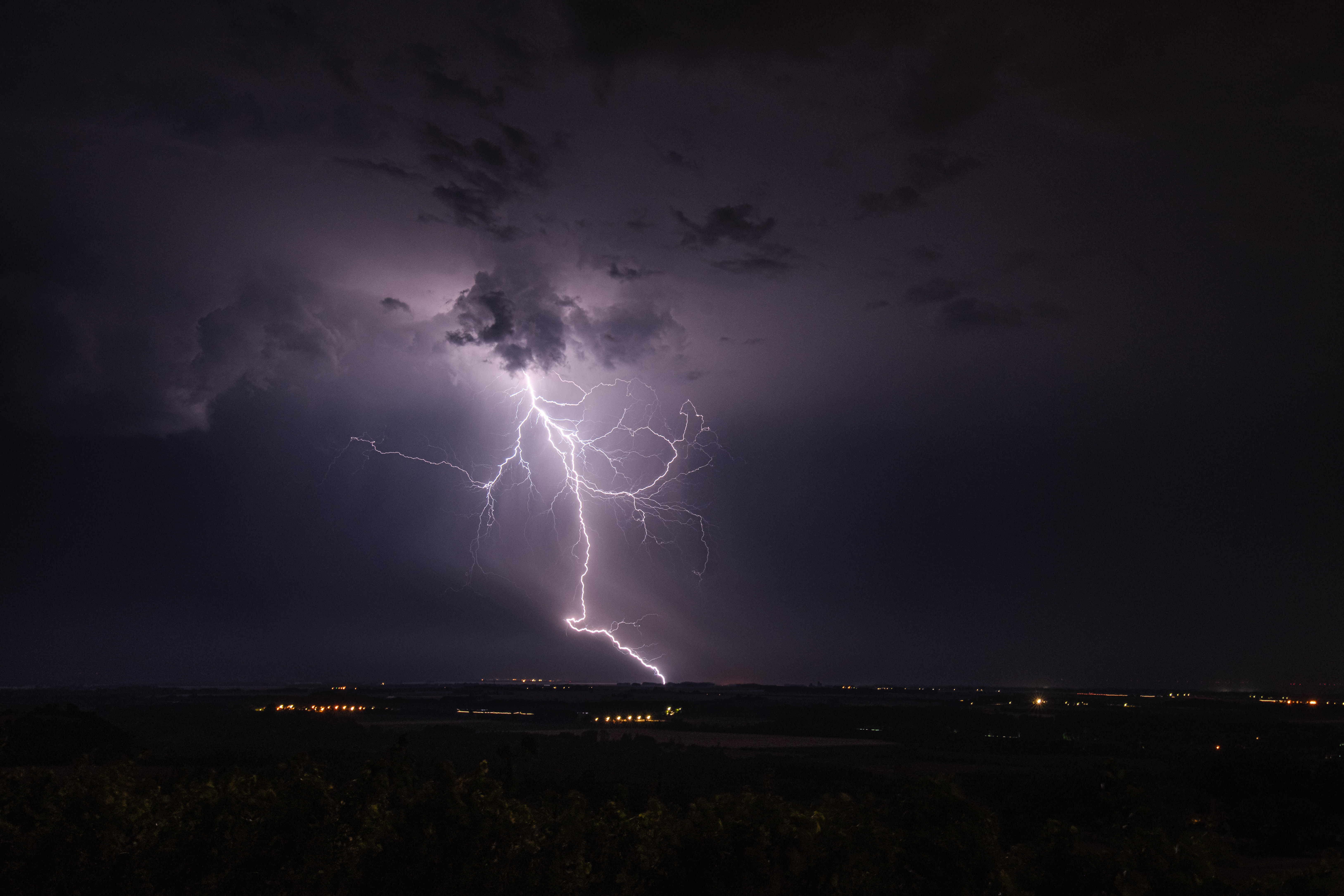 Superbe coup de foudre ramifié sous une minuscule cellule à l'ouesy de Vitry-le-François (Marne), totalement inespéré. Ce fut d'ailleurs la seule et unique décharge électrique produite par cet orage. - 03/07/2025 00:27 - Jules Creteur