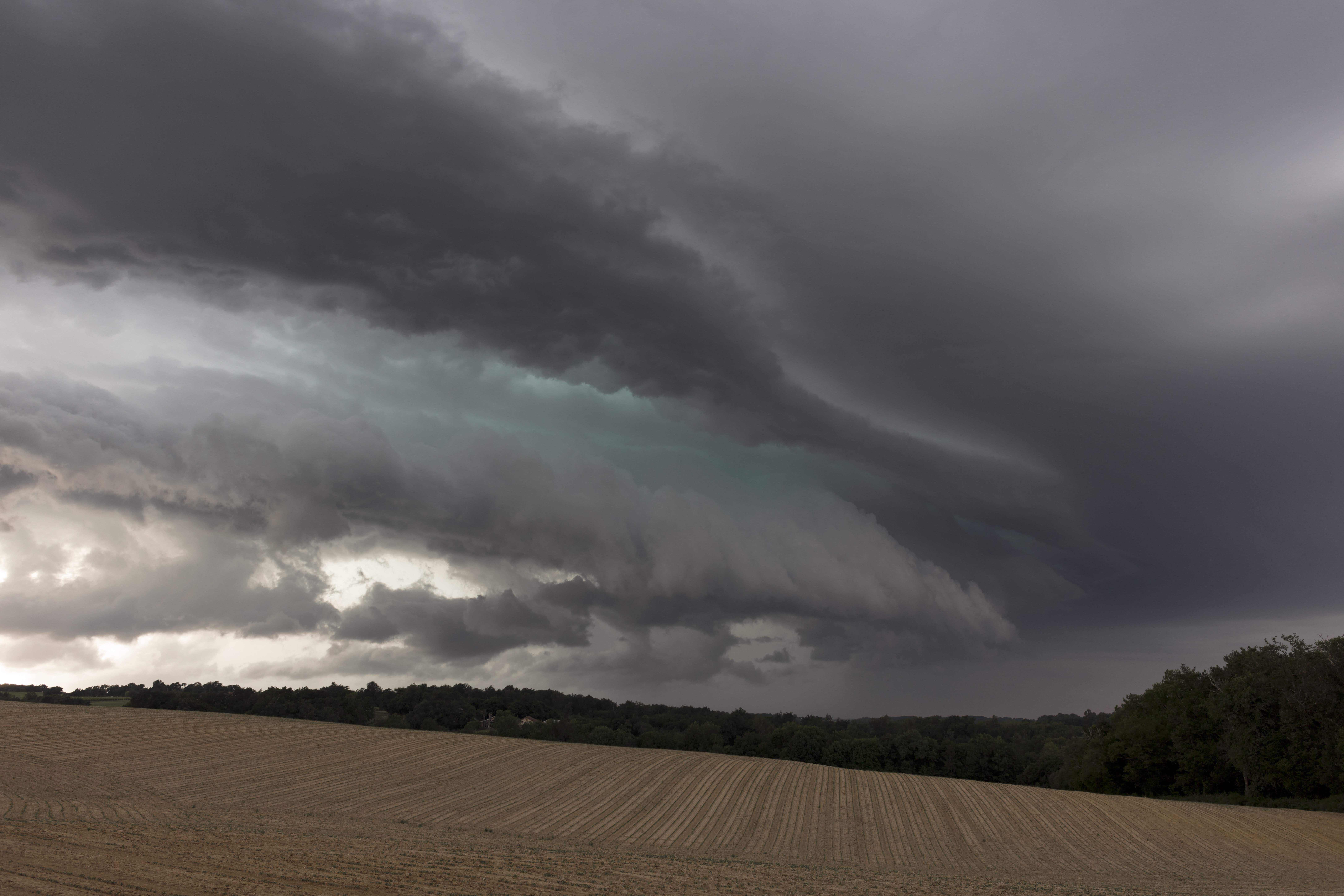 Orage supercellulaire née à Dax et photographié du coté de Manciet (32) , rotation net magnifique couleur bleuté signe de grosse grêle. - 03/06/2022 20:00 - Paul JULIEN