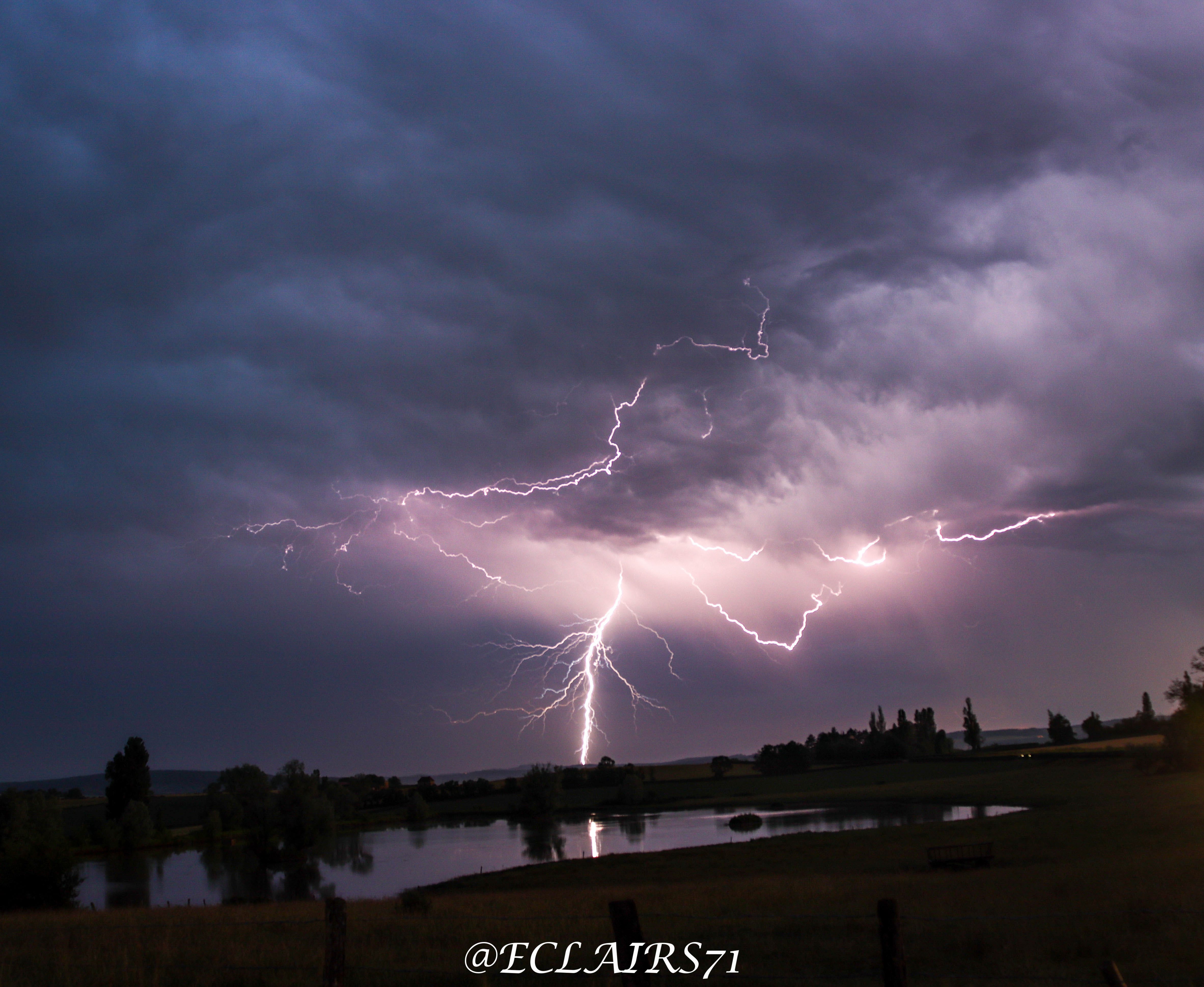 CHASSE D'ORAGE SAONE ET LOIRE A CORMATIN 71460. - 03/06/2022 22:30 - YVES RIGOLLOT/@ECLAIRS71/CHASSEUR D'ECLAIRS71