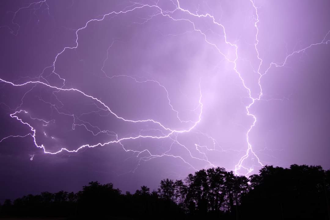 Orage traversant  le département de l' Ain,orage très sec pour ma part mais très électrique. - 03/06/2022 23:00 - Romaric Douvre