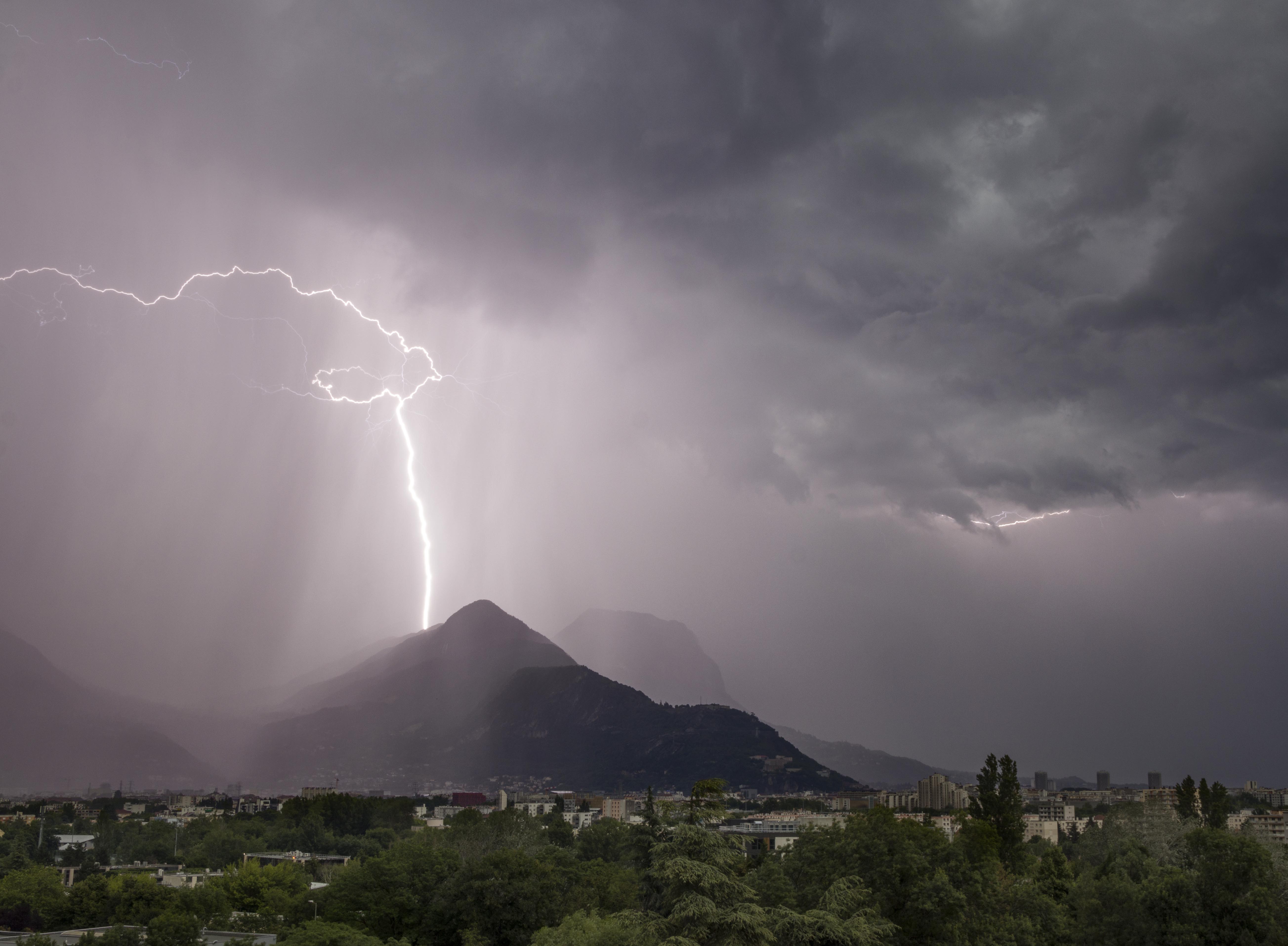 Les orages se succèdent ces derniers jours notamment sur la Chartreuse copieusement arrosé. - 03/06/2023 18:55 - frederic sanchis